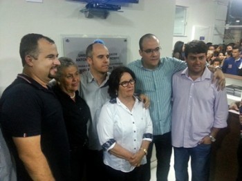 Maia e o secretário Danilo Matos com familiares de Vandinho